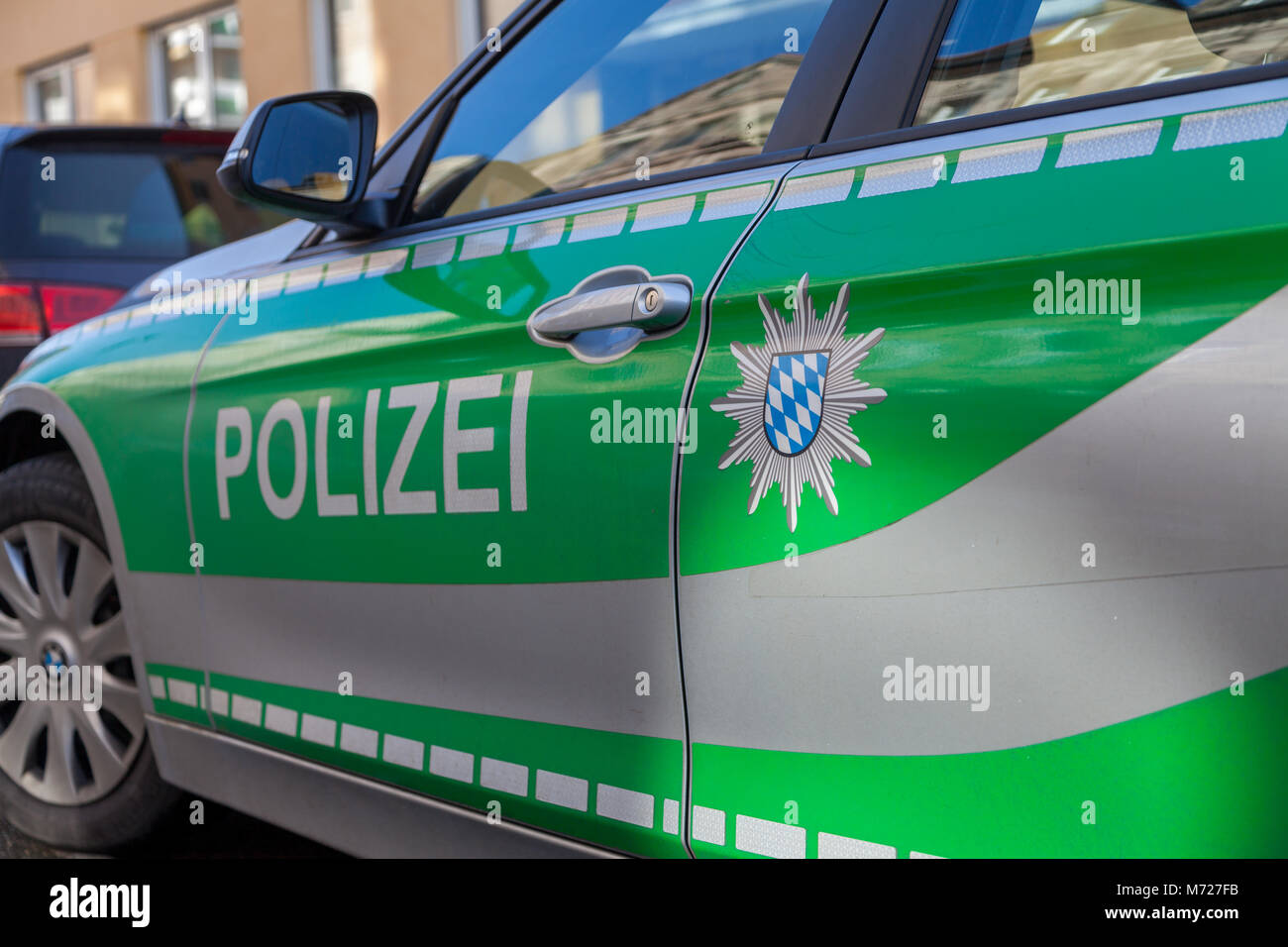 FUERTH / ALLEMAGNE - mars 4, 2018 : voiture de police bavarois allemand se dresse sur rue dans un quartier résidentiel. Banque D'Images