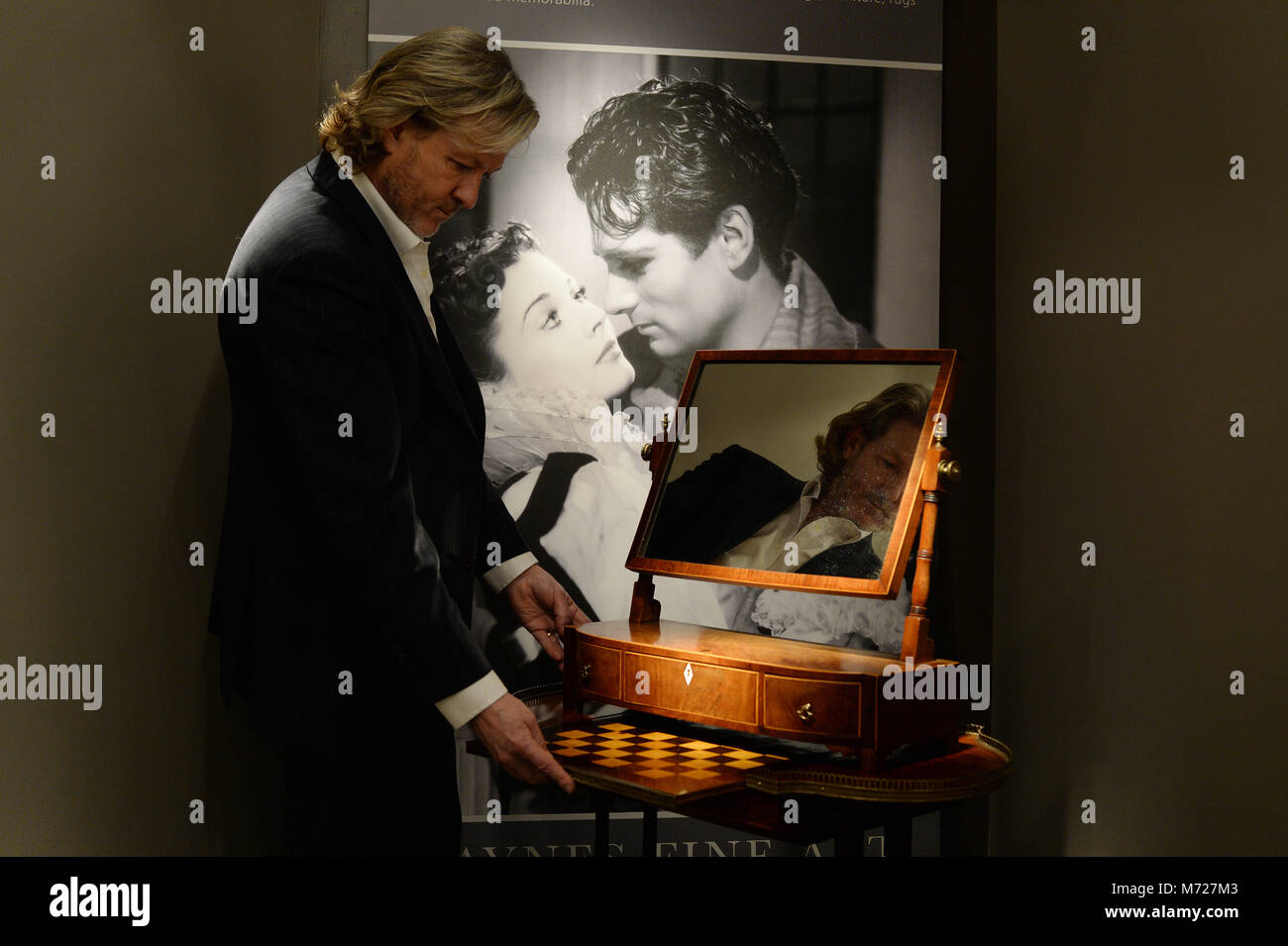 Associé principal Tony Haynes ajuste une table d'échecs et de backgammon, dans une chambre ensemble complet de l'actrice Vivien Leigh effets personnels dans le Haynes Fine Art Gallery de Londres avant l'ouverture au public. Banque D'Images