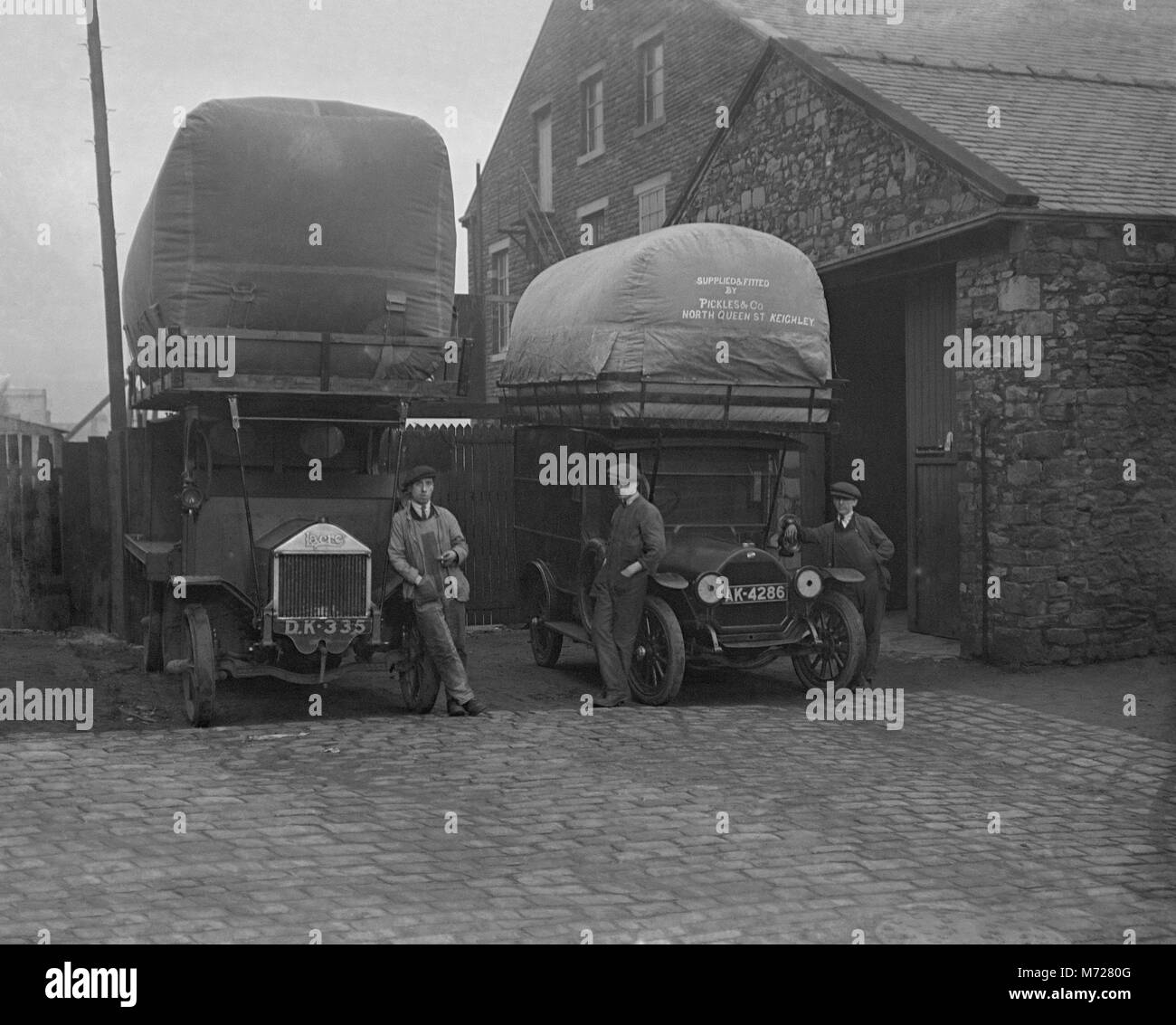 Deux véhicules commerciaux et leurs conducteurs, West Yorkshire, Angleterre, Royaume-Uni c. 1917. Ils ont chacun un sac contenant des gaz de houille sur le toit. Ce gaz a été utilisé pour alimenter les camions. Pendant la Première Guerre mondiale, au Royaume-Uni et en Europe de l'essence (essence) les fournitures ont été presque inexistants dans de nombreux domaines. Tous les combustibles disponibles a été détournée pour alimenter les véhicules militaires, bateaux et aéronefs au cours de l'effort de guerre - pour le gaz est devenu un carburant de remplacement. Banque D'Images