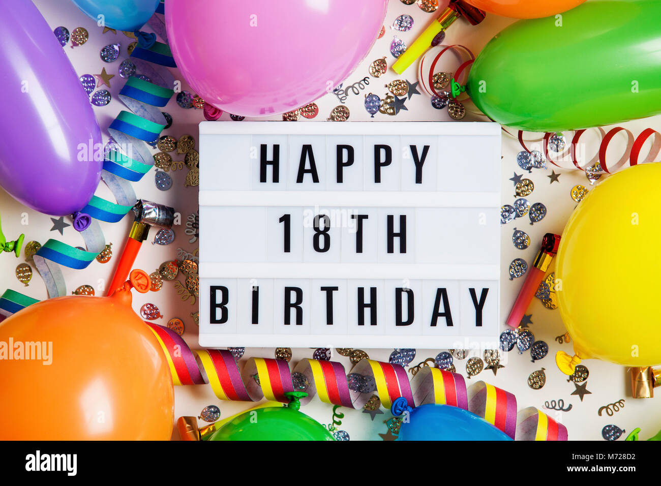 Heureux 18e anniversaire message sur un album avec des ballons et confettis Banque D'Images
