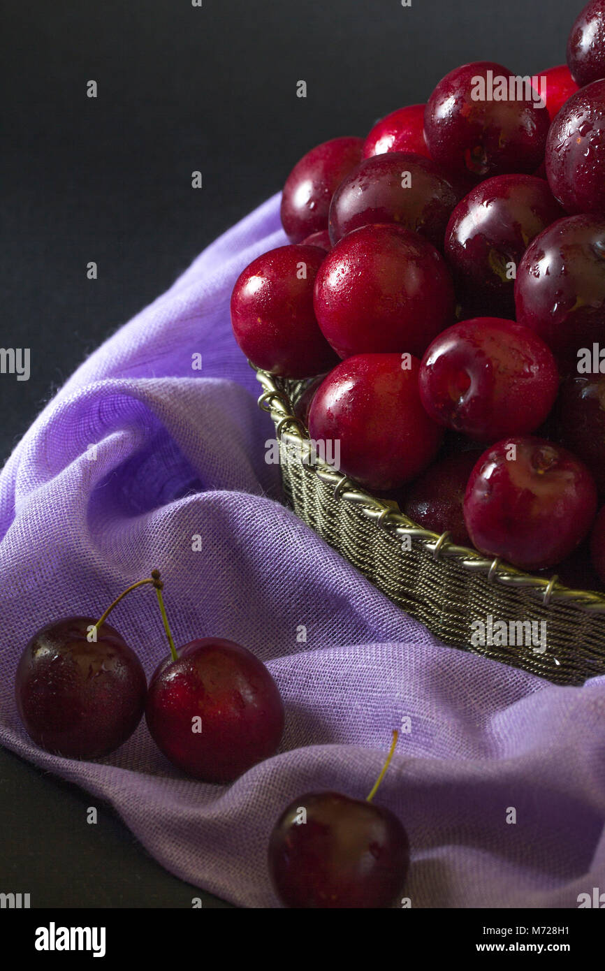 Still Life de prunes dans un vase de fer Banque D'Images