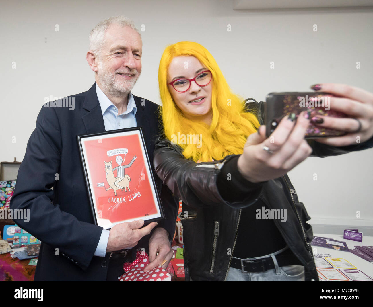 La chef du Parti du travail Jeremy Corbyn reçoit un cadeau qui lui montre équitation un lama , ainsi qu'il a une prise avec Katie 4444444444444 selfies lors d'un événement spécial à Alfreton, Derbyshire sur la Journée internationale de la femme, où il a rencontré les femmes propriétaires d'entreprises, les fondateurs et les entrepreneurs. Banque D'Images