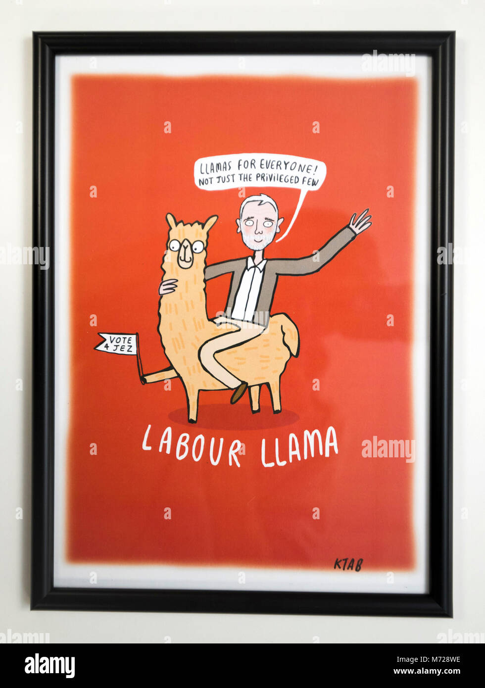 Un cadeau qui représente le chef du Parti du travail d'équitation Jeremy Corbyn un lama, qui a été donné lors d'un événement spécial à Alfreton, Derbyshire sur la Journée internationale de la femme, où il a rencontré les femmes propriétaires d'entreprises, les fondateurs et les entrepreneurs. Banque D'Images