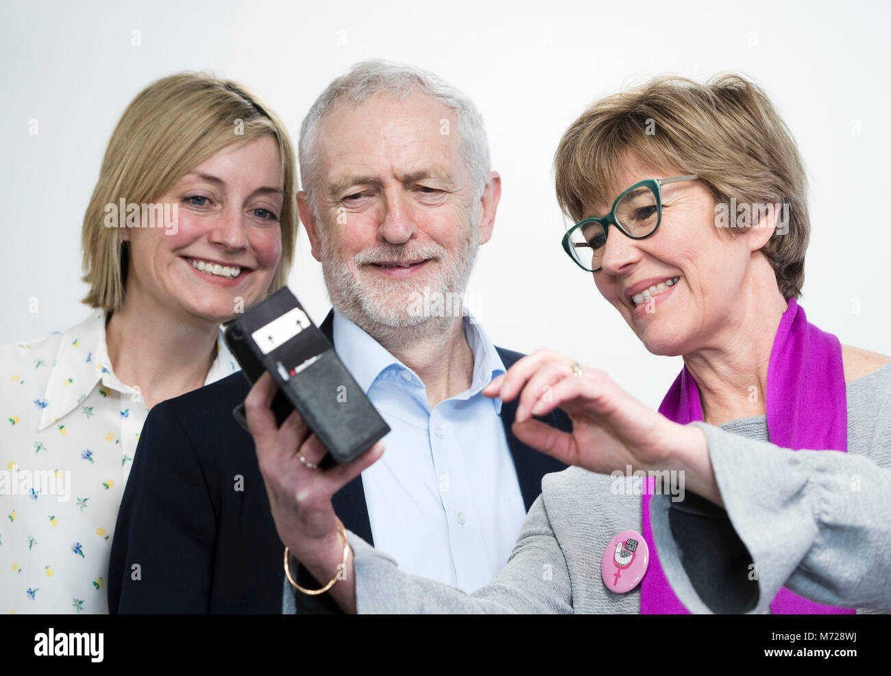 Leader du Parti travailliste a Jeremy Corbyn selfies une prise comme il assiste à un événement spécial à Alfreton, Derbyshire sur la Journée internationale de la femme, où il a rencontré les femmes propriétaires d'entreprises, les fondateurs et les entrepreneurs. Banque D'Images