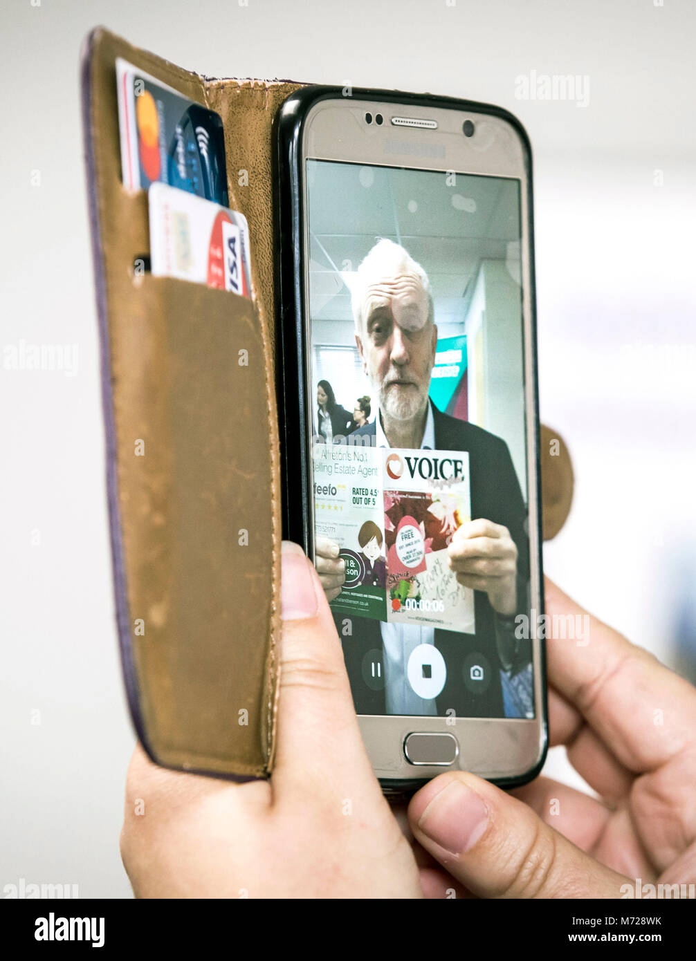 Jeremy Corbyn leader du parti enregistre un message sur le téléphone d'une femme qu'il assiste à un événement spécial à Alfreton, Derbyshire sur la Journée internationale de la femme, où il a rencontré les femmes propriétaires d'entreprises, les fondateurs et les entrepreneurs. Banque D'Images