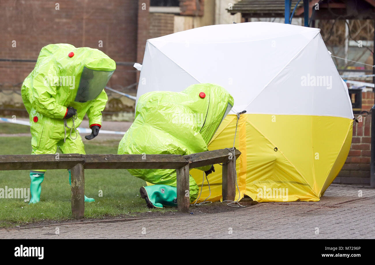 Travail personnel dans le hazmat suits pour fixer une tente sur un banc dans le centre commercial Maltings de Salisbury, où l'ancien agent double russe Sergueï Skripal et sa fille Julia a été trouvé dans un état critique par l'exposition à un agent neurotoxique. Banque D'Images