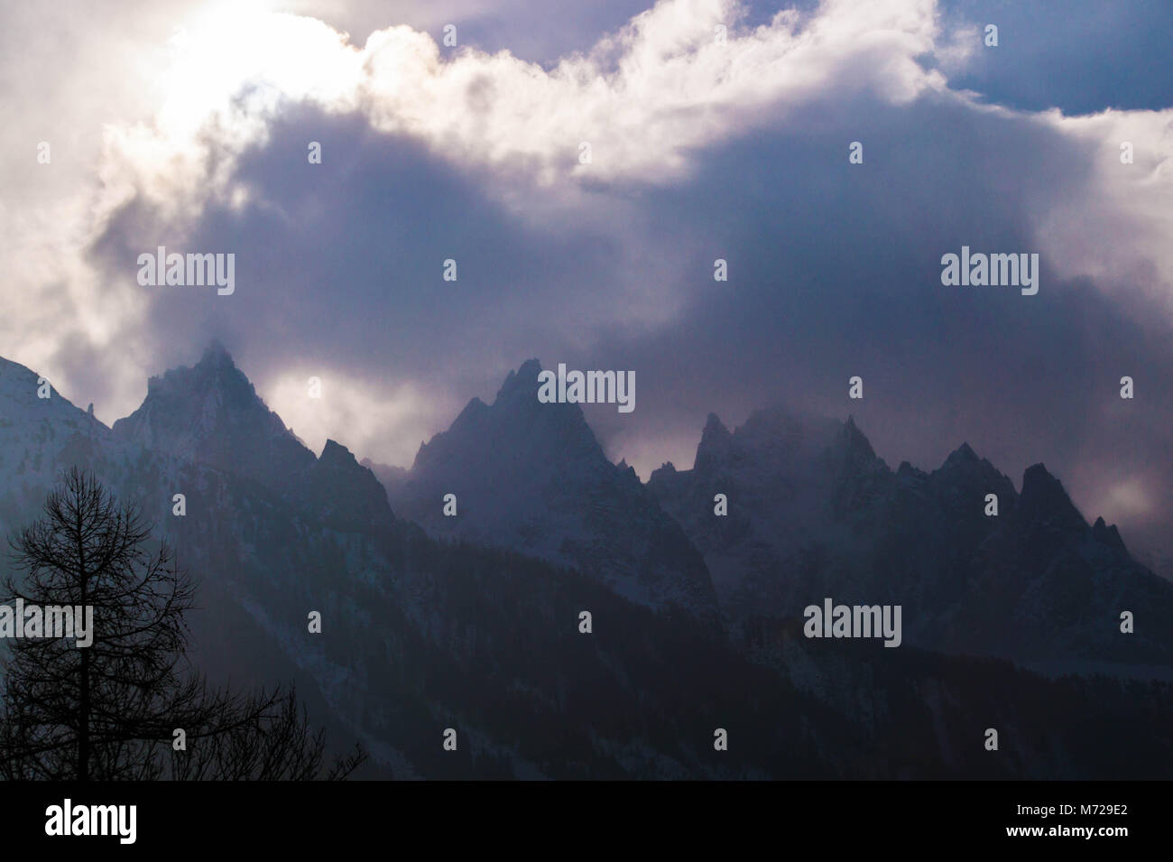 Les aiguilles de Chamonix dans les nuages Banque D'Images