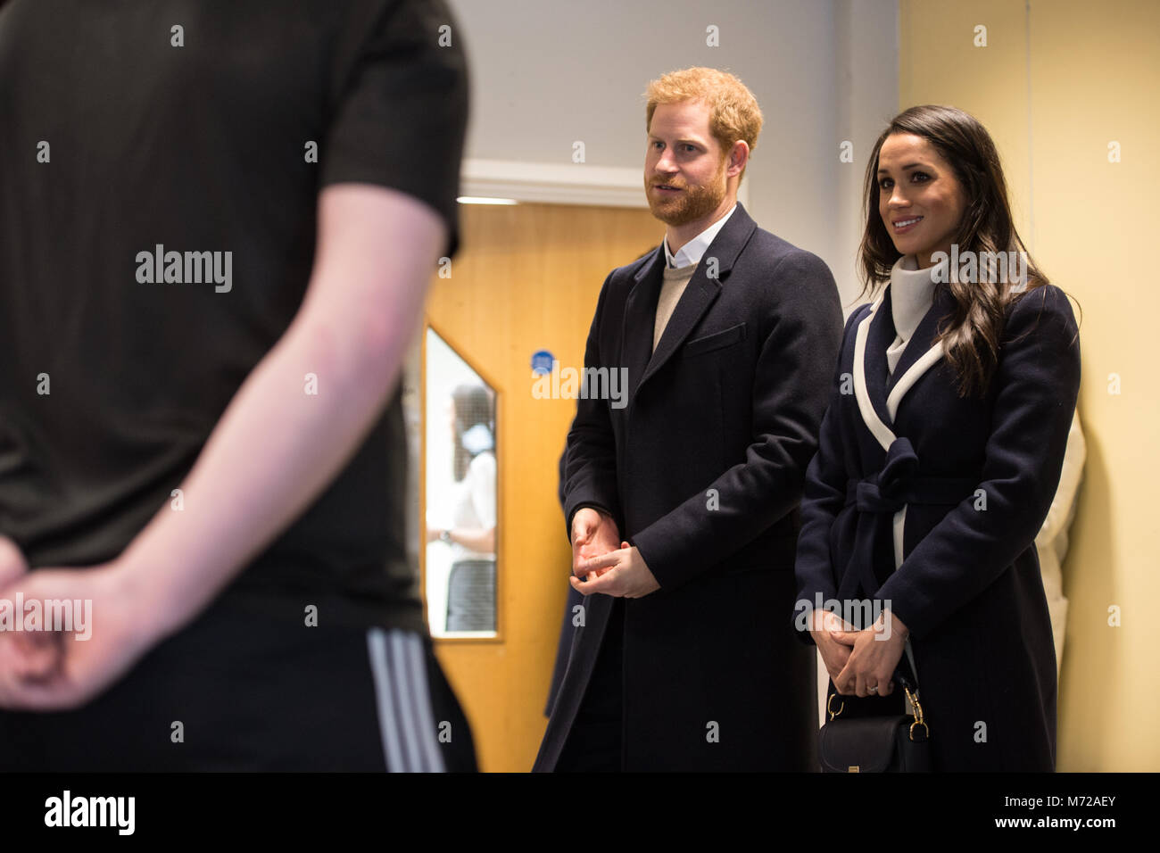 Le prince Harry (à gauche) et Meghan Markle inscrivez-vous l'entraîneur de Birmingham à Nechells apprentis base Centre de Bien-être qu'ils prennent part à un atelier de formation, au cours de la dernière étape de la tournées régionales le couple est entreprise dans la perspective de leur mariage mai. Banque D'Images