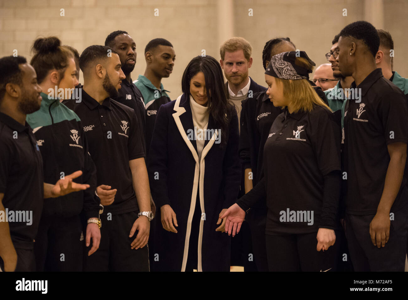 Le prince Harry (à gauche) et Meghan Markle inscrivez-vous l'entraîneur de Birmingham à Nechells apprentis base Centre de Bien-être qu'ils prennent part à un atelier de formation, au cours de la dernière étape de la tournées régionales le couple est entreprise dans la perspective de leur mariage mai. Banque D'Images