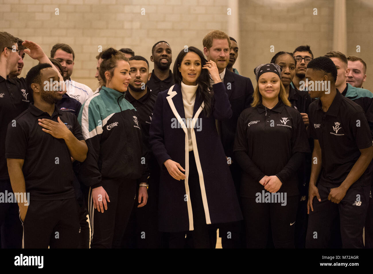 Le prince Harry et Meghan Markle inscrivez-vous l'entraîneur de Birmingham à Nechells apprentis base Centre de Bien-être qu'ils prennent part à un atelier de formation, au cours de la dernière étape de la tournées régionales le couple est entreprise dans la perspective de leur mariage mai. Banque D'Images