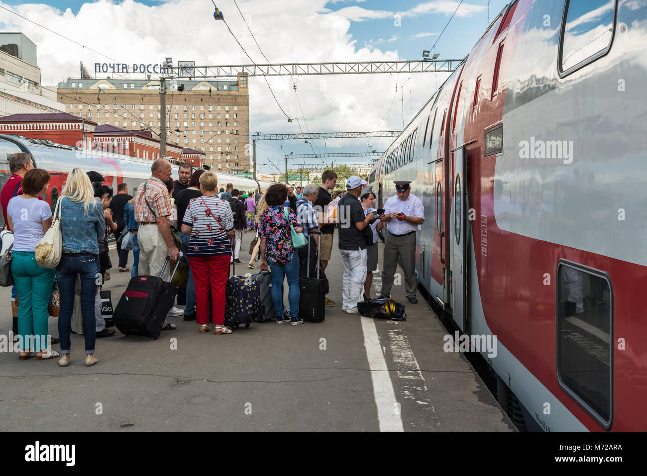 Moscou, Russie - le 11 juillet. En 2016. L'embarquement, en double-decker train rapide numéro 46 Banque D'Images