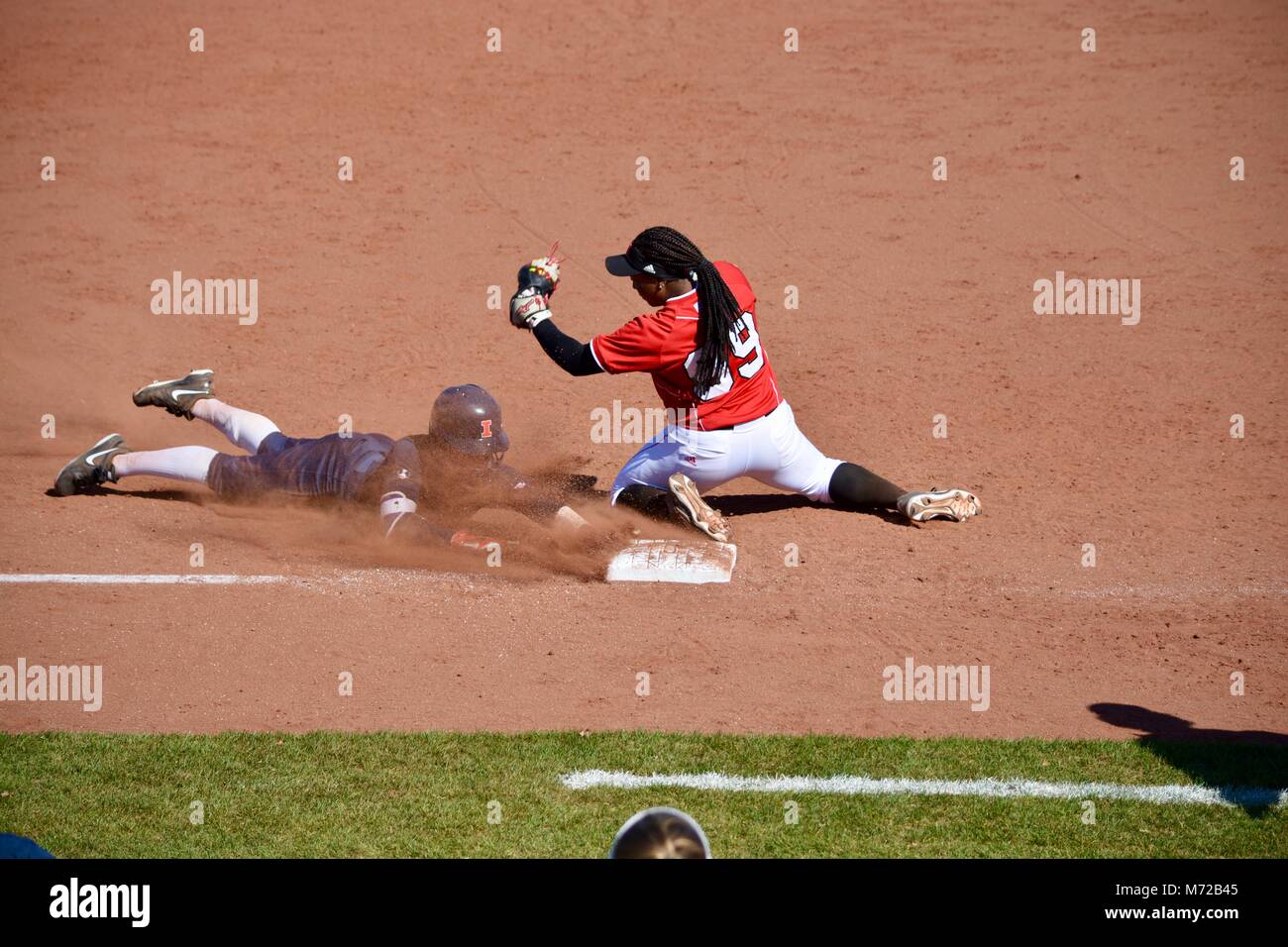 Glisser à des tiers lors d'un match de softball balle rapide, dans l'Illinois Banque D'Images