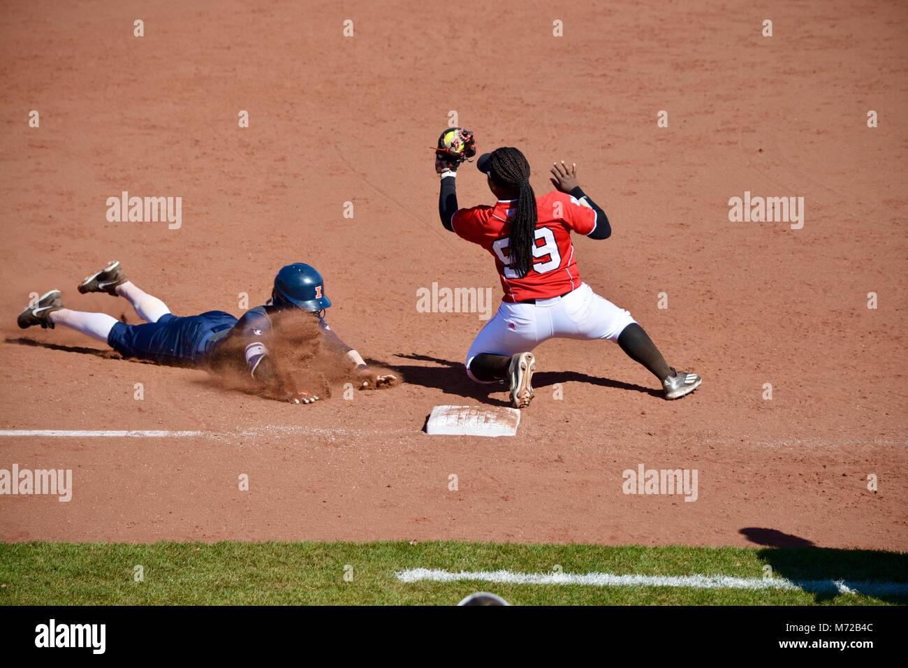 Glisser dans le troisième à un match des dastpitch en Illinois Banque D'Images