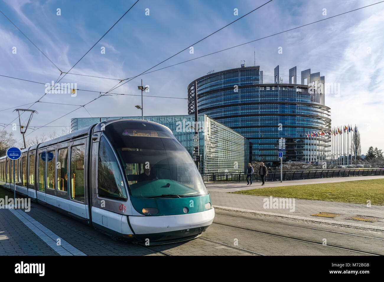 Le bâtiment Louise Weiss, siège du Parlement européen avec un tramway à l'avant-plan, Strasbourg, France. Banque D'Images