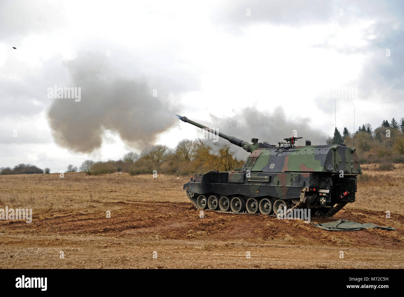 Soldats allemands avec 4e Batterie, 131e Bataillon d'artillerie de mener une mission de tir avec des obusiers automoteurs dynamique dans le cadre de l'exercice à la 7e 18 avant l'instruction de l'Armée de la commande Zone d'entraînement Grafenwoehr, Allemagne, le 07 mars, 2018. Avant dynamiques exercice 18 comprend environ 3 700 participants de 26 nations à l'armée américaine Zone d'entraînement Grafenwoehr (Allemagne), 23 Février-mars 10, 2018. Avant dynamique est un rapport annuel de l'armée américaine l'Europe (USAREUR) exercice portait sur l'interopérabilité de l'armée américaine, service commun et pays allié d'artillerie et de l'appui feu dans un environnement multinational Banque D'Images