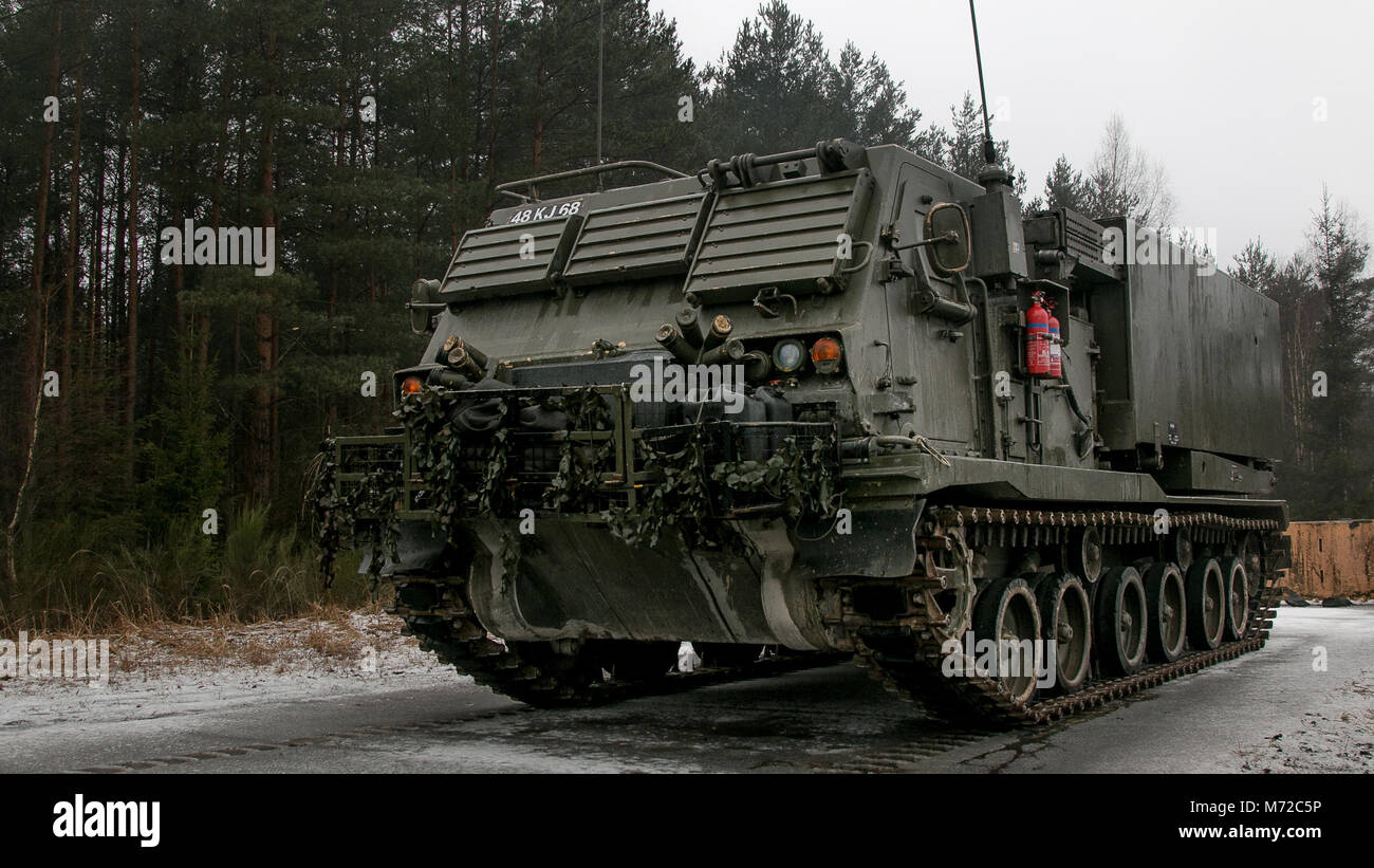 Un système de lance-roquettes multiple attribué à 176e Batterie, 19e Regiment Royal Artillery, attend en position pour le tir au cours de missions avant dynamique 18 à Grafenwoehr, Allemagne, le 7 mars 2018. Avant dynamiques exercice 18 comprend environ 3 700 participants de 26 nations de la formation du 23 février-mars 10, 2018. Avant dynamique est un rapport annuel de l'armée américaine l'Europe (USAREUR) exercice portait sur l'interopérabilité de l'armée américaine, service commun et pays allié d'artillerie et de l'appui feu dans un environnement multinational, théâtre de quartier général au niveau de l'identification des cibles à tirer le feu Banque D'Images