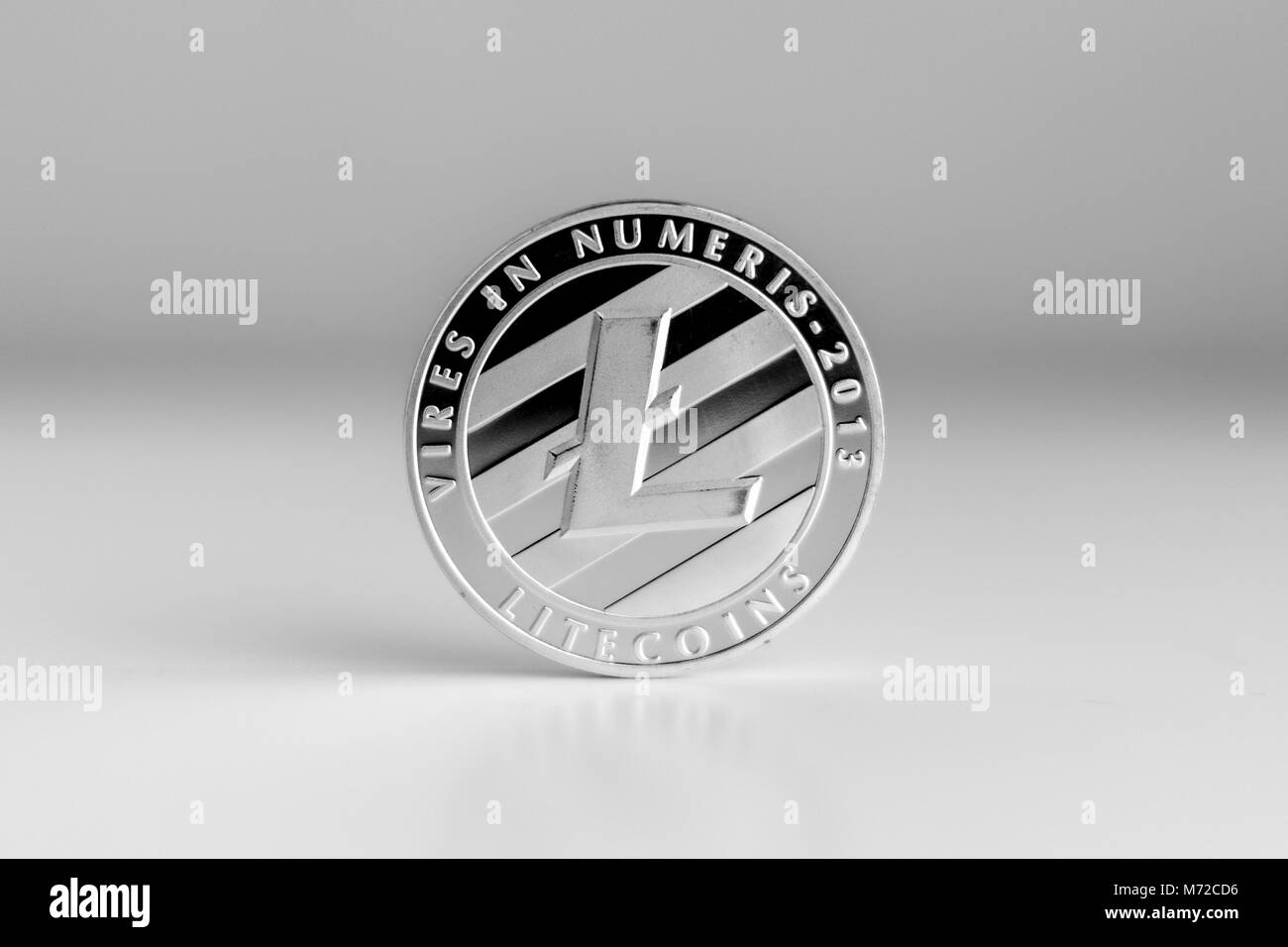 Litecoin unique pièce sur la surface isolée cryptocurrency Banque D'Images