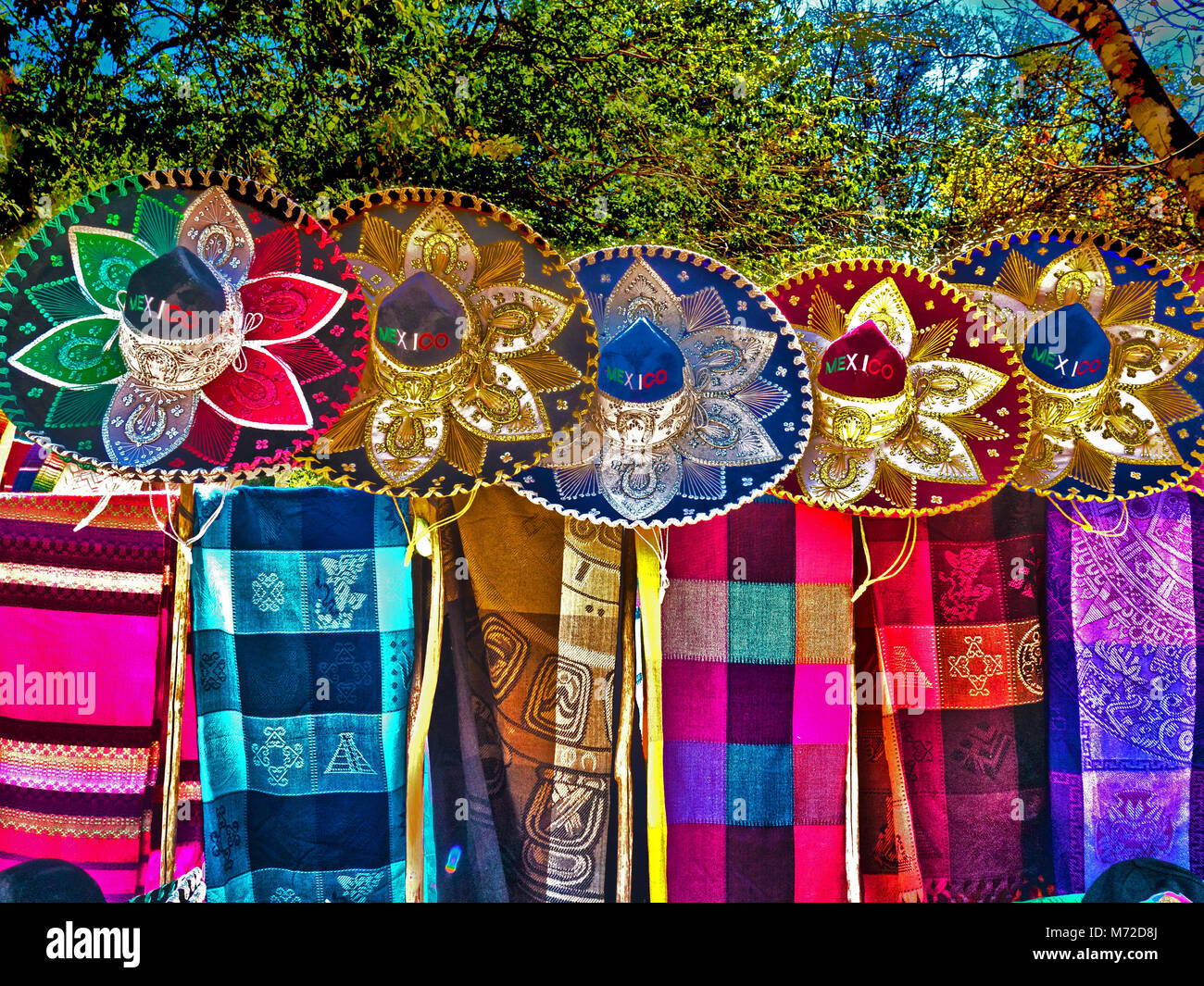 Sombreros mexicains et des couvertures colorées à la vente par un vendeur sur le terrain du site archéologique de Chichen Itza Banque D'Images