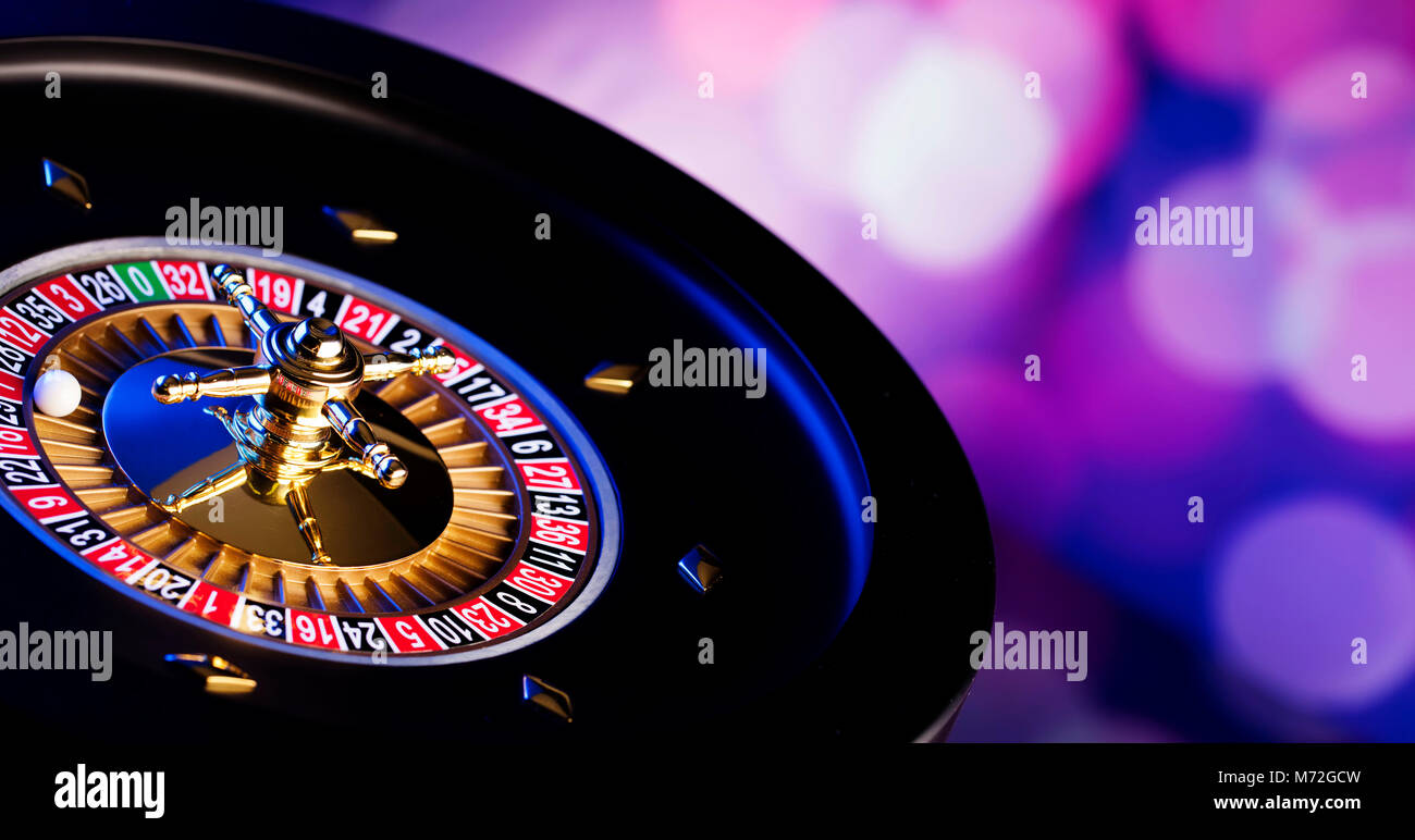 Concept de Casino. Image à contraste élevé de la roulette de casino. La lumière bleue et de la place pour le texte. Banque D'Images