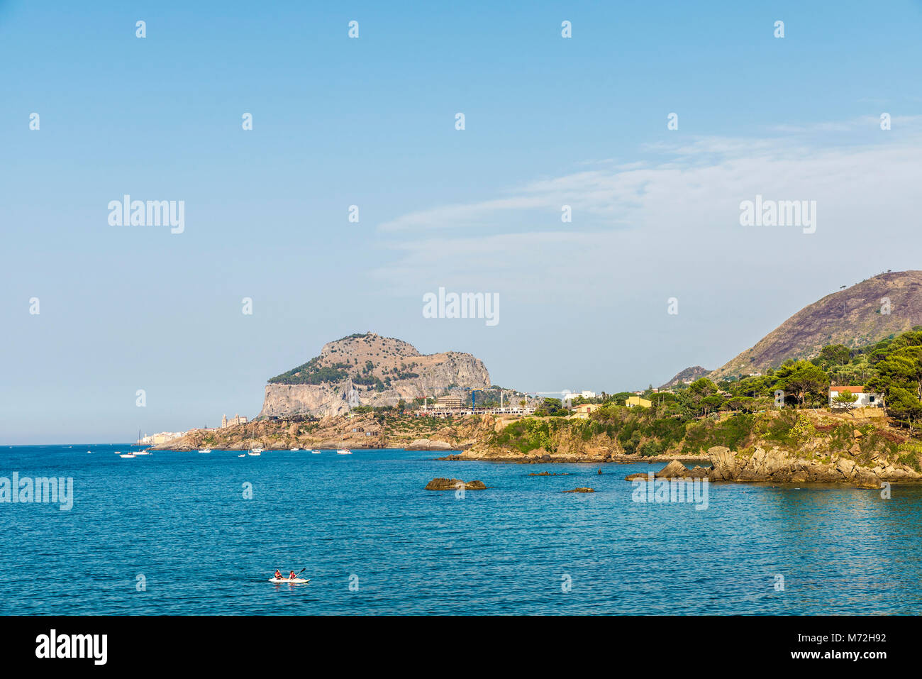Vue panoramique de la côte avec un kayak voile en été à Cefalu en Sicile, Italie Banque D'Images