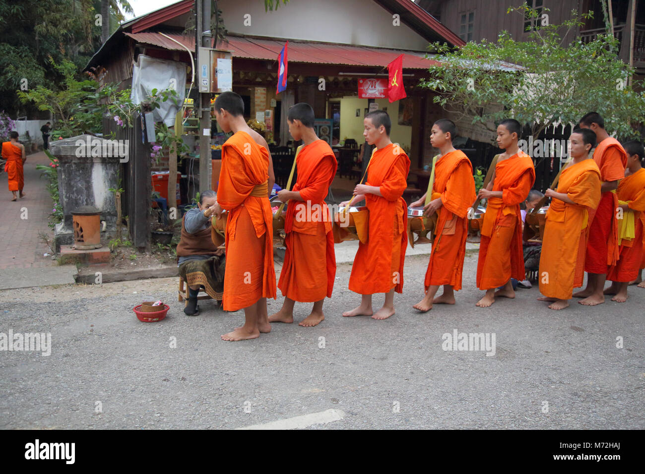 moines bouddhistes collectant l'aumône au lever du jour à luang prabang laos Banque D'Images