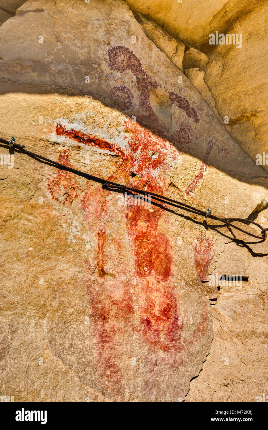Kokopelli joueur de flûte au Canyon Pintado, Site Anasazi pictogrammes, endommagées par l'érosion, fixée avec un câble métallique, près de Rangely, Colorado, USA Banque D'Images