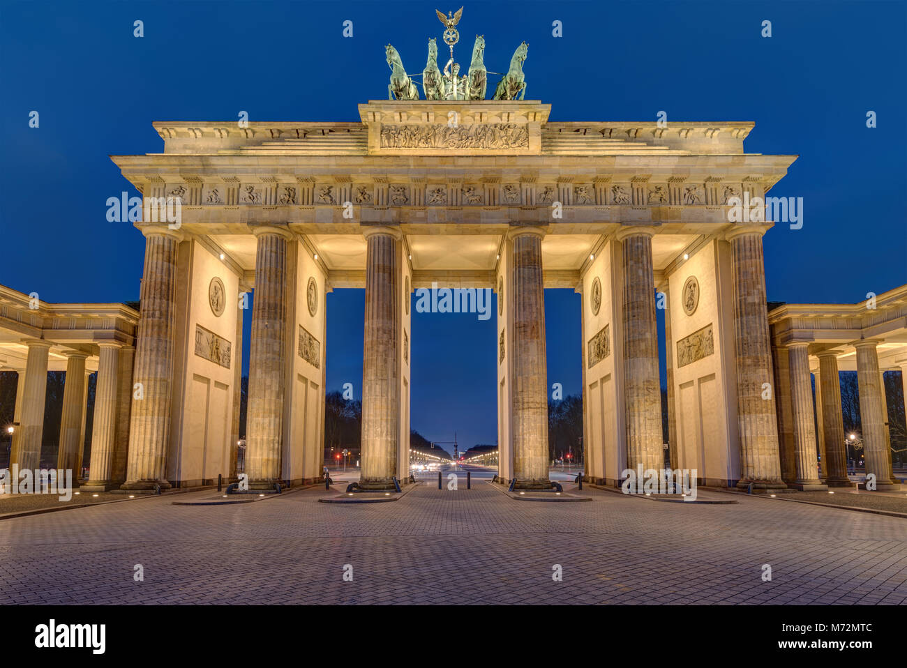La célèbre porte de Brandebourg à Berlin allumé tôt le matin Banque D'Images