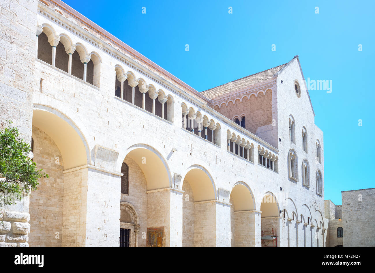 Bari, Italie, vieille ville, vue de l'entrée latérale de la Basilique Saint-nicolas Banque D'Images