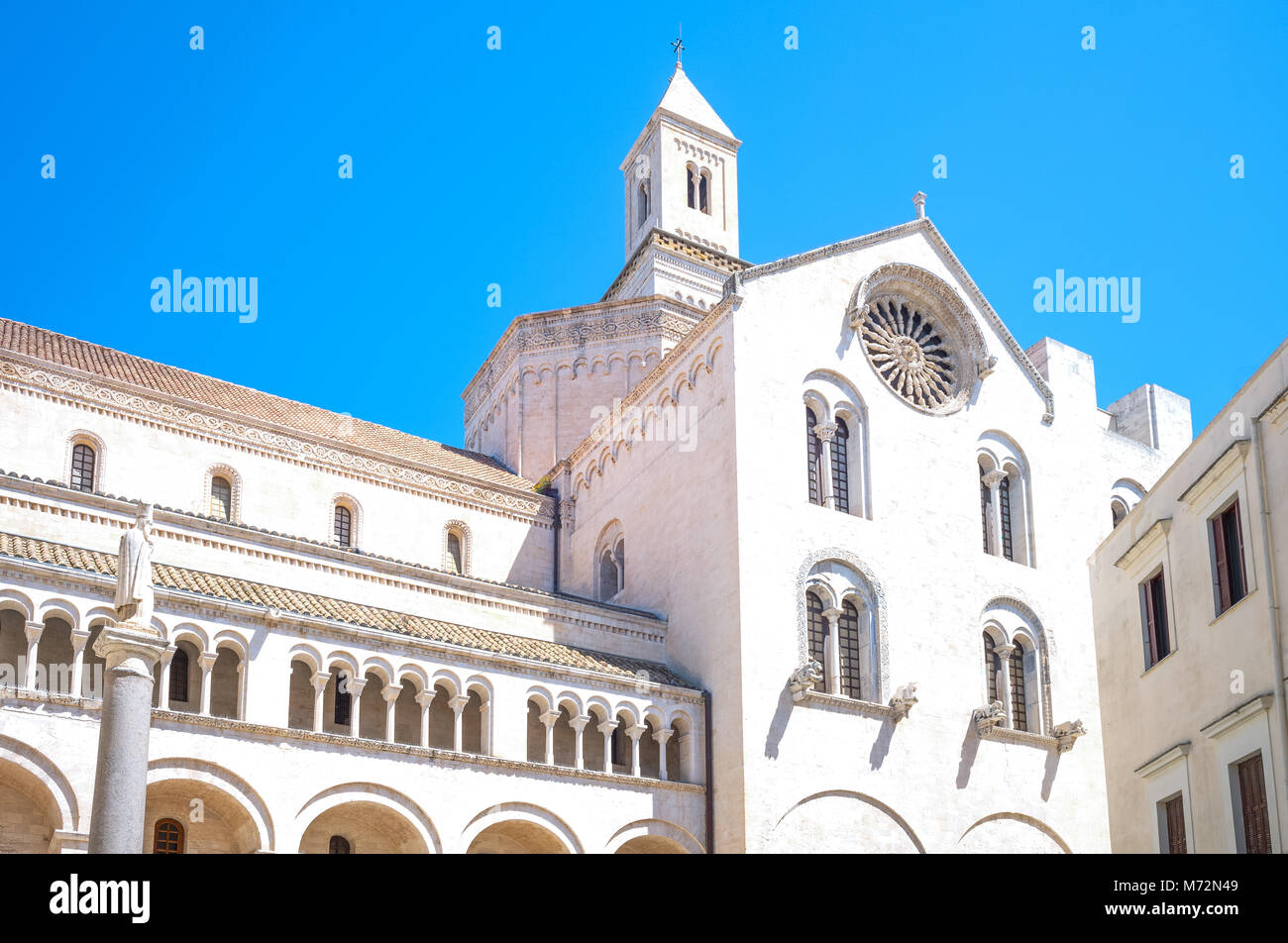 Bari, Italie, vue vers le haut de la façade latérale de la cathédrale St Sabino Banque D'Images