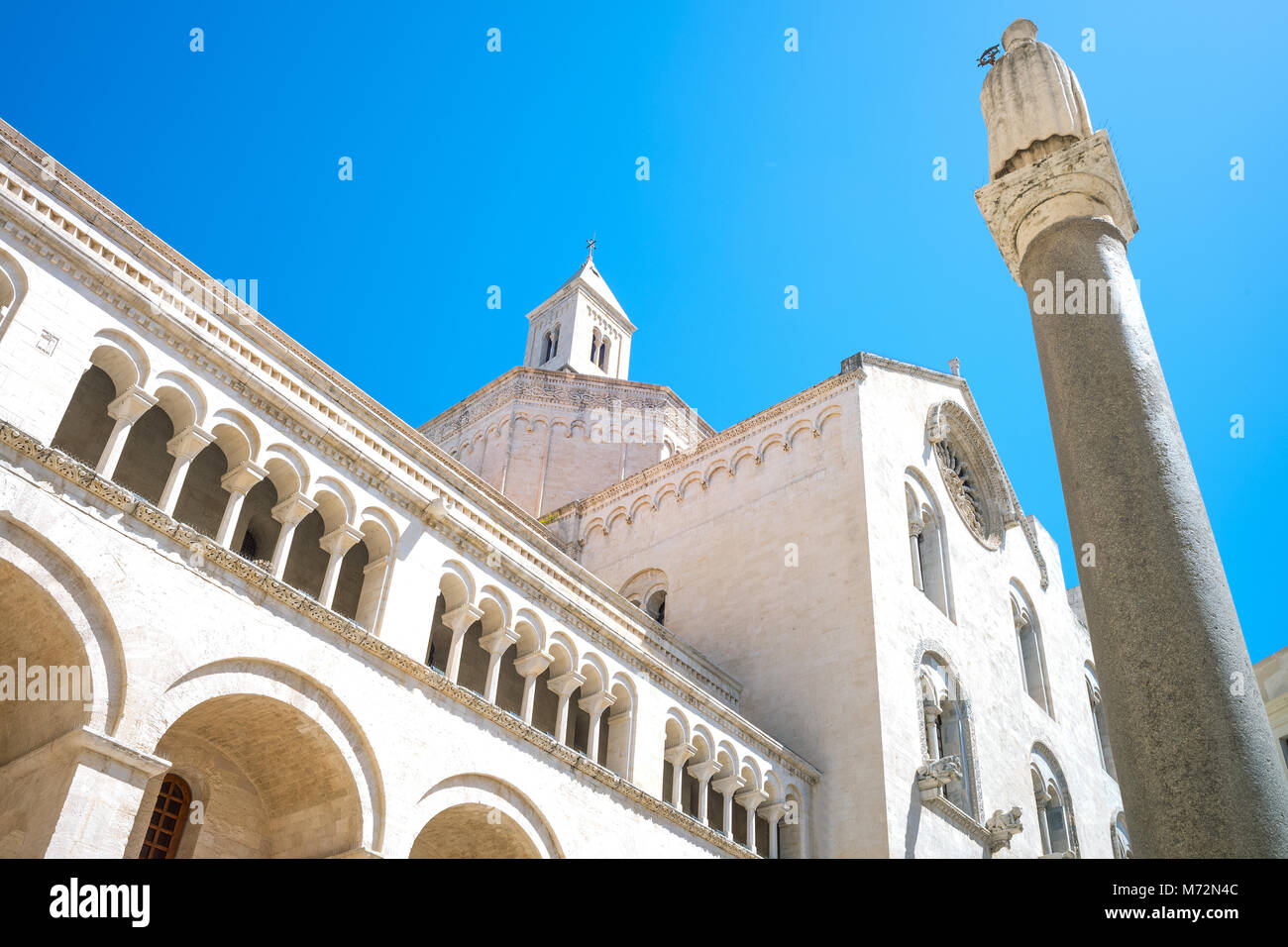 Bari, Italie, vue vers le haut de la façade latérale de la cathédrale St Sabino Banque D'Images