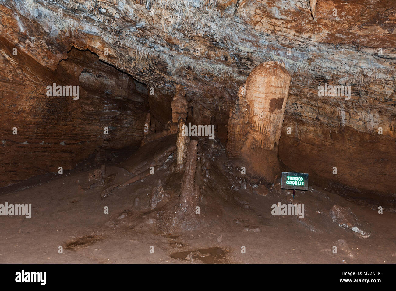 Une visite à l'intérieur de la grotte Vjetrenica en Bosnie et Herzégovine Banque D'Images