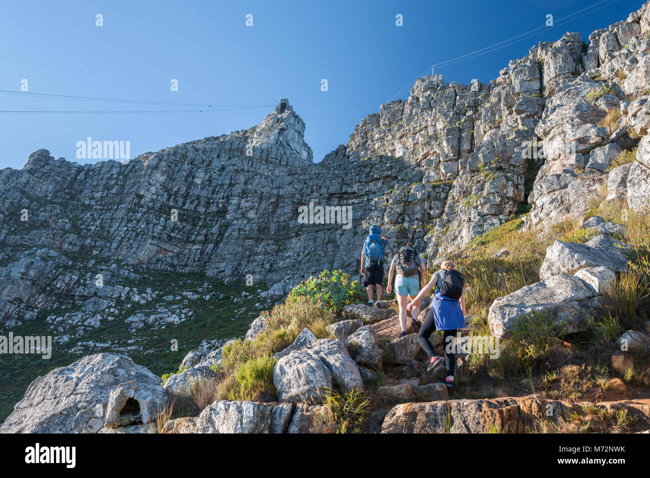 Randonneurs sur le chemin de randonnée Venster Inde sur la Montagne de la table au Cap. Banque D'Images