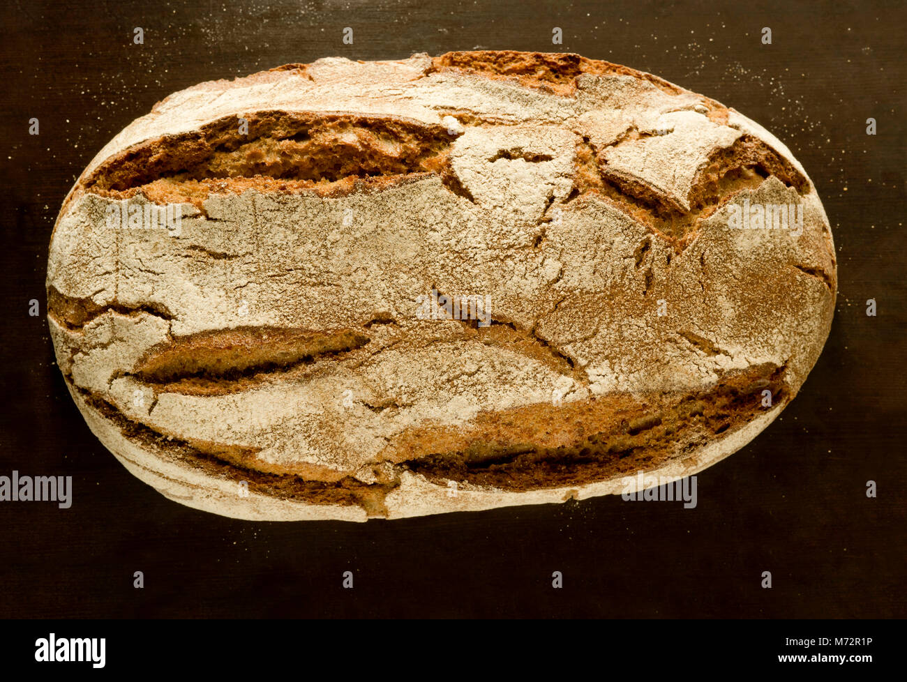 Pain de seigle au levain allemande fraîche - d'en haut sur fond sombre Banque D'Images