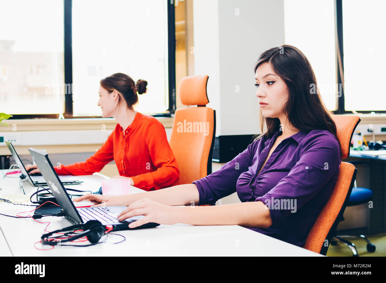 Jeune et Jolie réussite Businesswomans à l'Office Banque D'Images