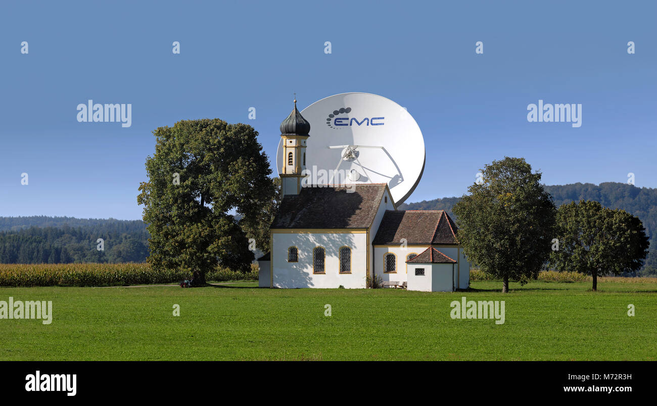 Antenne parabolique Raisting derrière Chapelle Banque D'Images