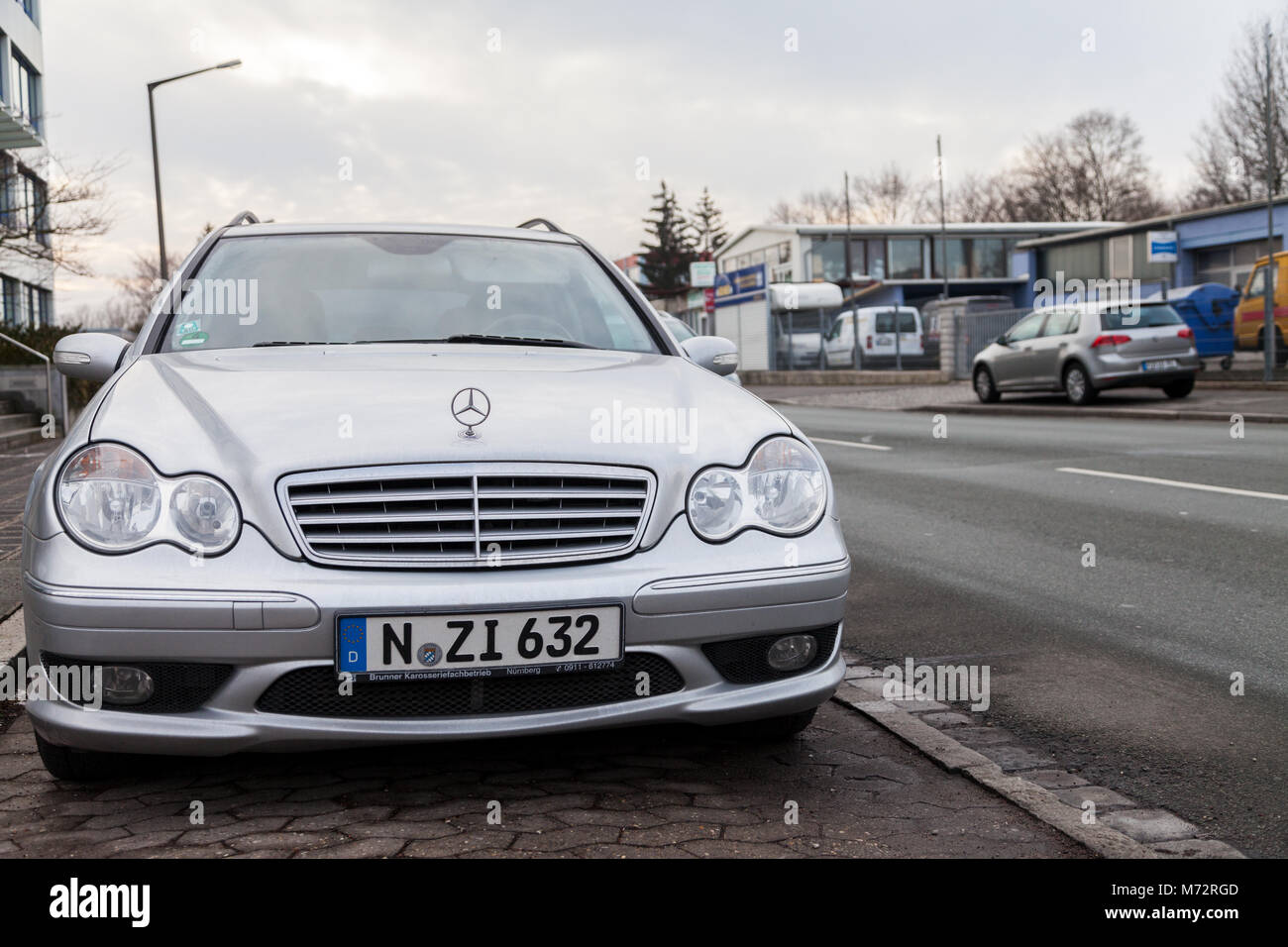 Nürnberg / ALLEMAGNE - mars 4, 2018 : voiture Mercedes Benz se dresse sur une bande de stationnement à proximité d'une rue dans un destrict industrielle. Banque D'Images