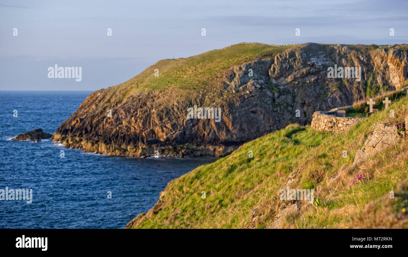 Cimetière sur une falaise sur la Côte d'Anglesey Banque D'Images