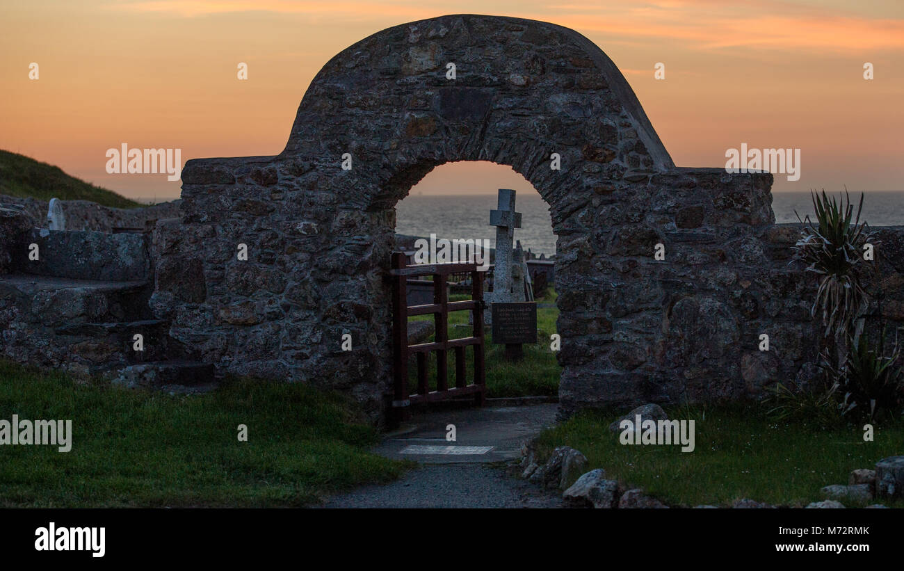 Petit cimetière sur l'Anglesey au coucher du soleil Banque D'Images