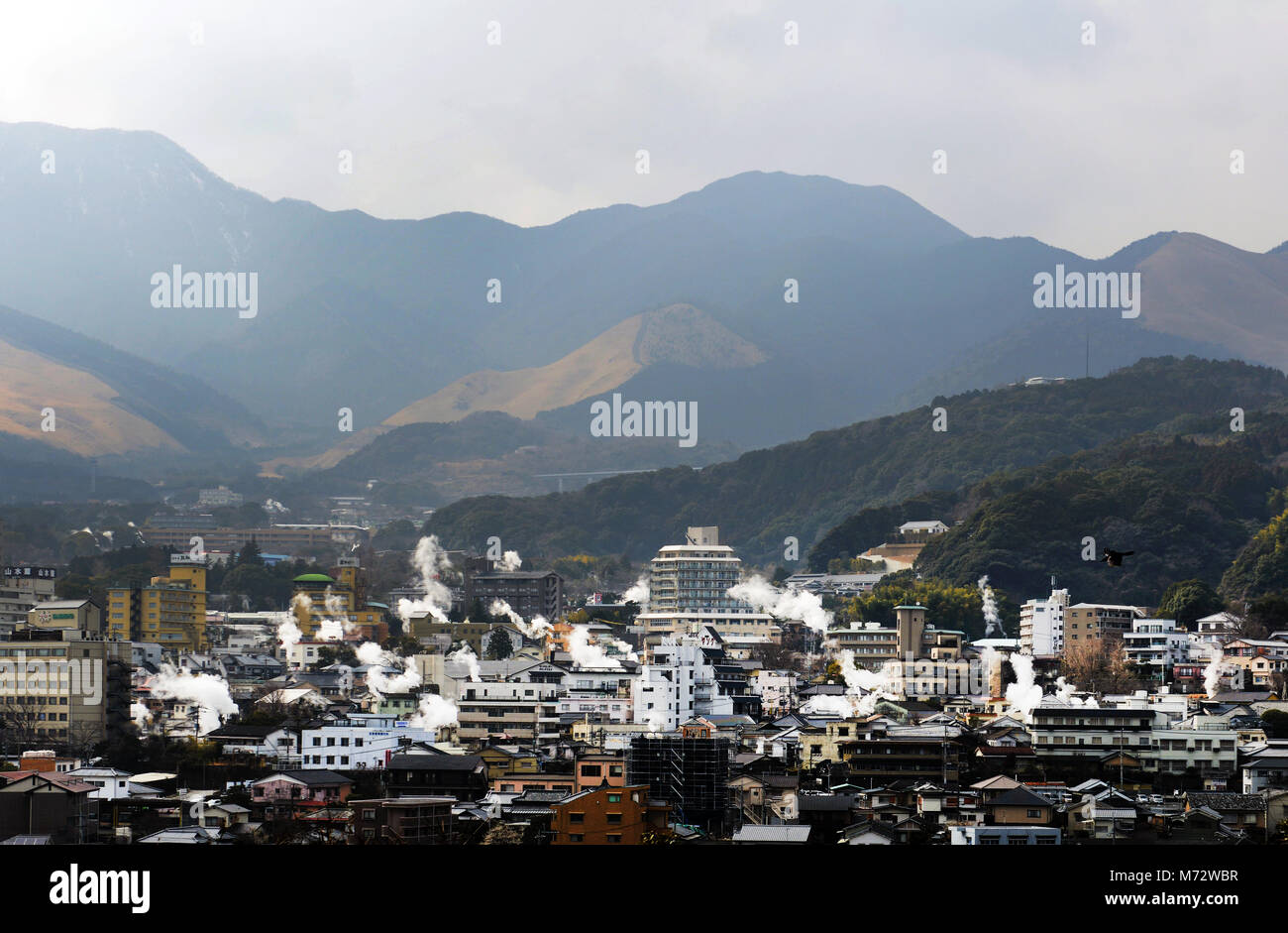 L'augmentation de la vapeur d'eau de source chaude partout à Beppu- une célèbre ville thermale / onsen japonais à Kyushu, au Japon. Banque D'Images