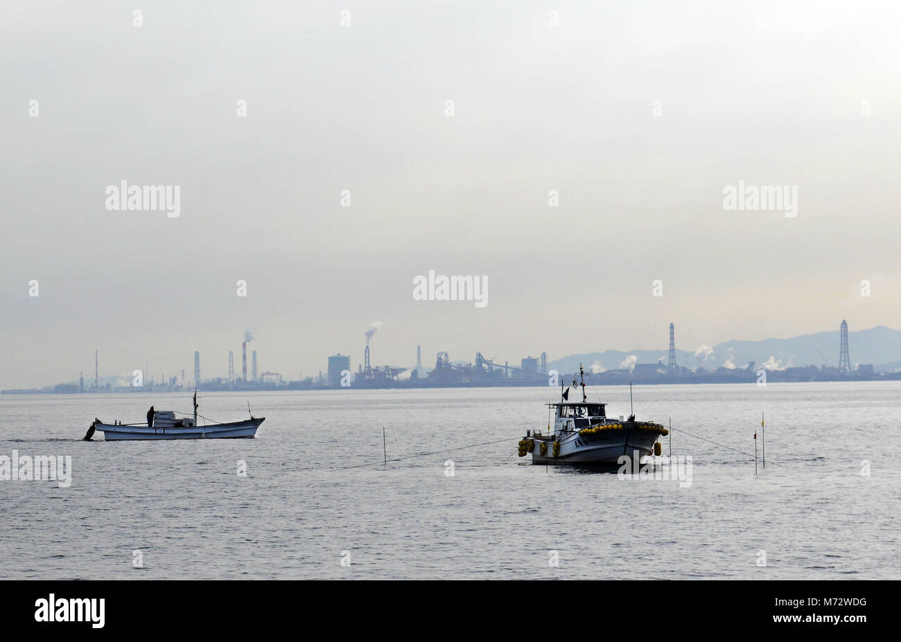 Les bateaux de pêche avec le port de Oita en arrière-plan. Banque D'Images