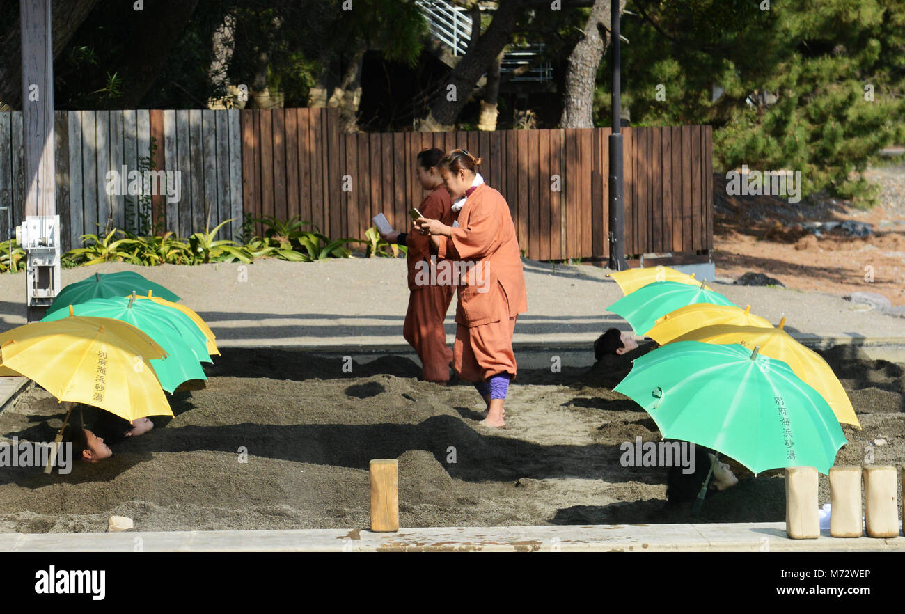 Un bain de sable à Kamegawa onsen à l'océan à Beppu. Banque D'Images