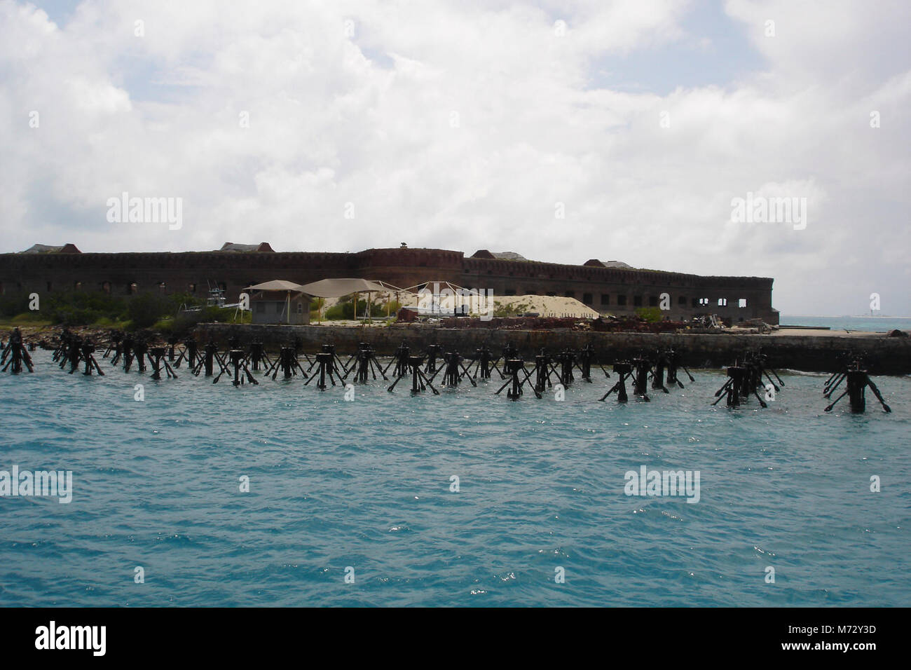 Coaling nord dock à Fort Jefferson . La dalle de béton et de métal les pieds dans l'eau sont tout ce qui reste d'un vaste entrepôt de charbon construit en 1898. L'un des deux construits ici, ils ont été utilisés pour faire le plein que la combustion du charbon des navires de l'US Navy à la fin du xixe et au début du xxe siècle. Ils ont été détruits par les cyclones en 1904. Banque D'Images