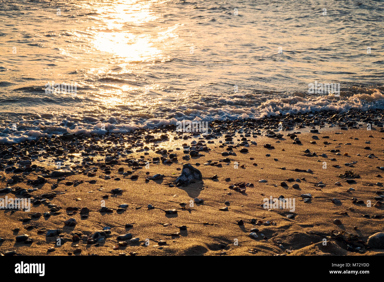 Coucher du soleil à la plage près de la sept Sœurs, Jalhay, East Sussex, Angleterre Banque D'Images