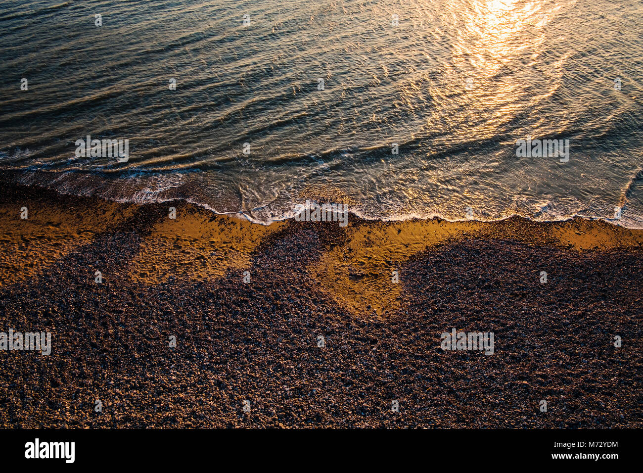 Coucher du soleil à la plage près de la sept Sœurs, Jalhay, East Sussex, Angleterre Banque D'Images