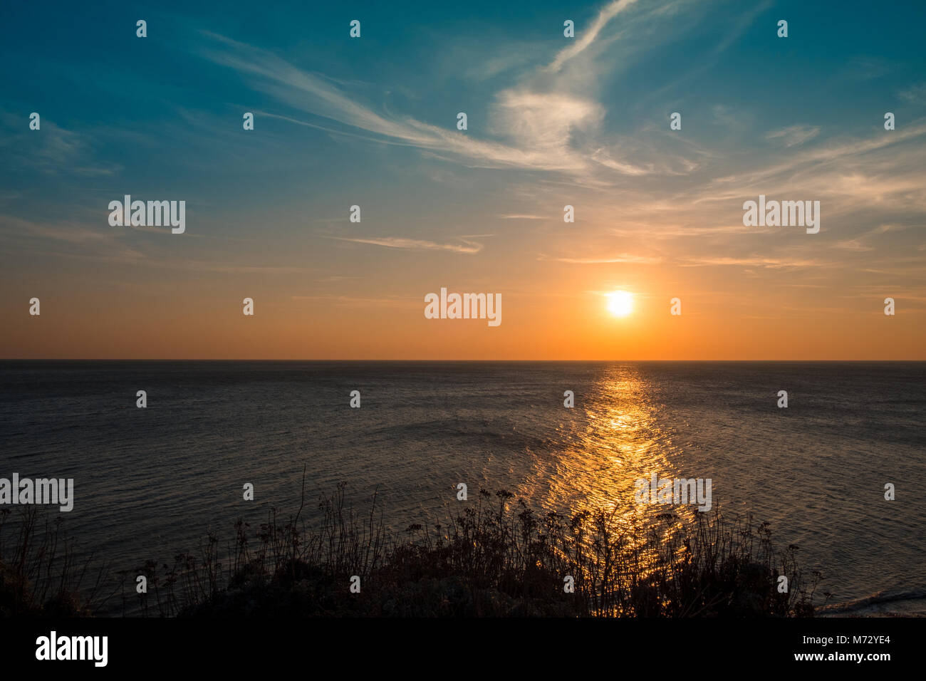 Coucher de soleil sur la mer près de les Sept Soeurs, Jalhay, East Sussex, Angleterre Banque D'Images