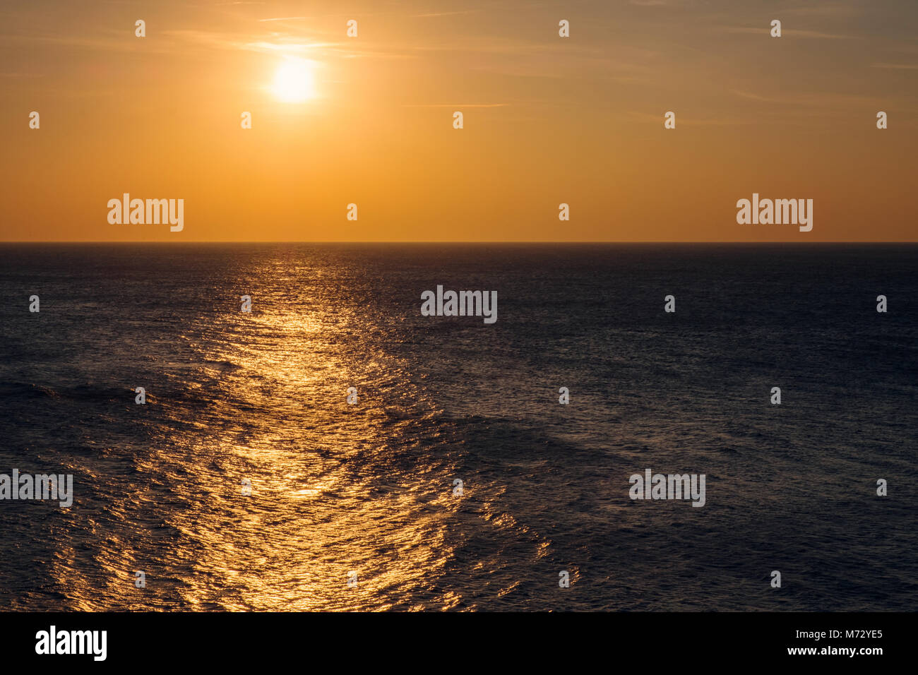 Coucher de soleil sur la mer près de les Sept Soeurs, Jalhay, East Sussex, Angleterre Banque D'Images