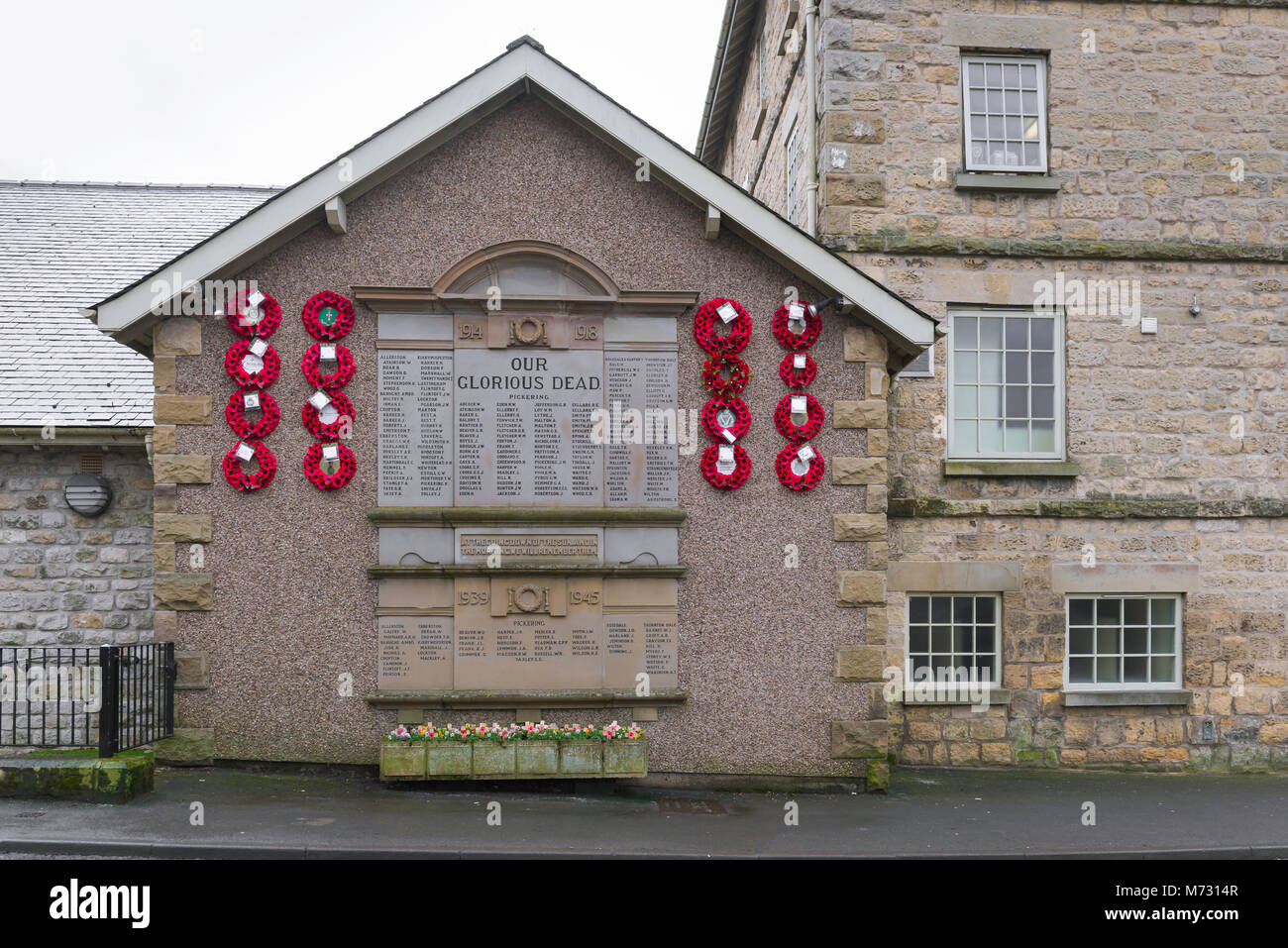 Monument commémoratif de guerre du Royaume-Uni, un mémorial de guerre et tableau d'honneur situé sur le côté d'un immeuble de la rue Bridge, Pickering, North Yorkshire, England, UK Banque D'Images