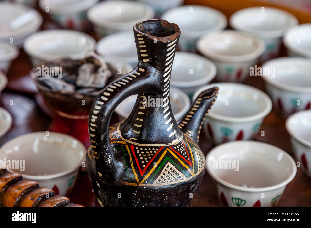 Un pot de café et tasses traditionnelles utilisées dans une cérémonie du café éthiopien, Arba Minch, Ethiopie Banque D'Images