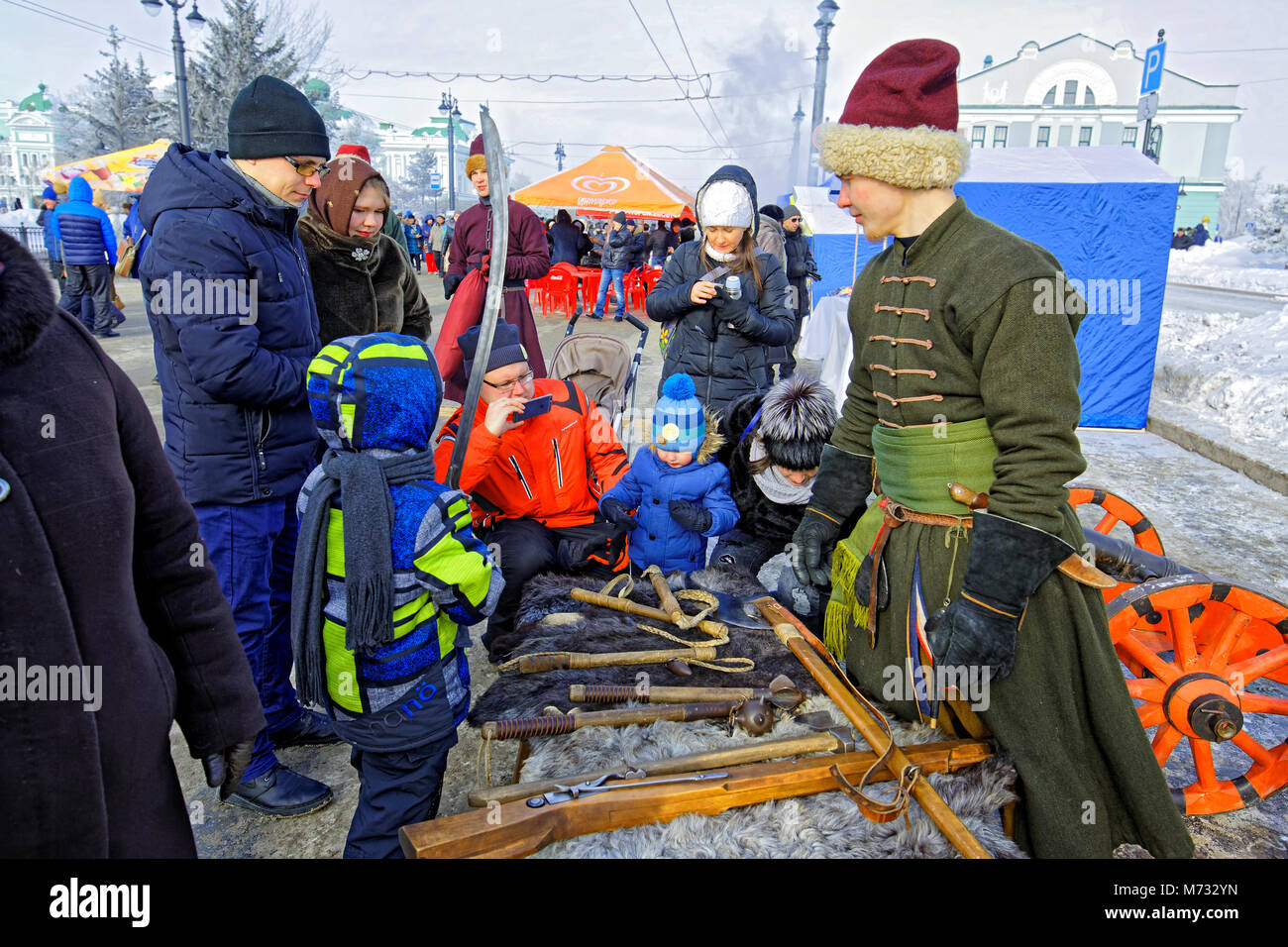 Éditorial. Omsk, Russie - 18 Février, 2018. Lenina Street, célébration des Jours gras Maslenitsa.Exposition d'armes anciennes Banque D'Images