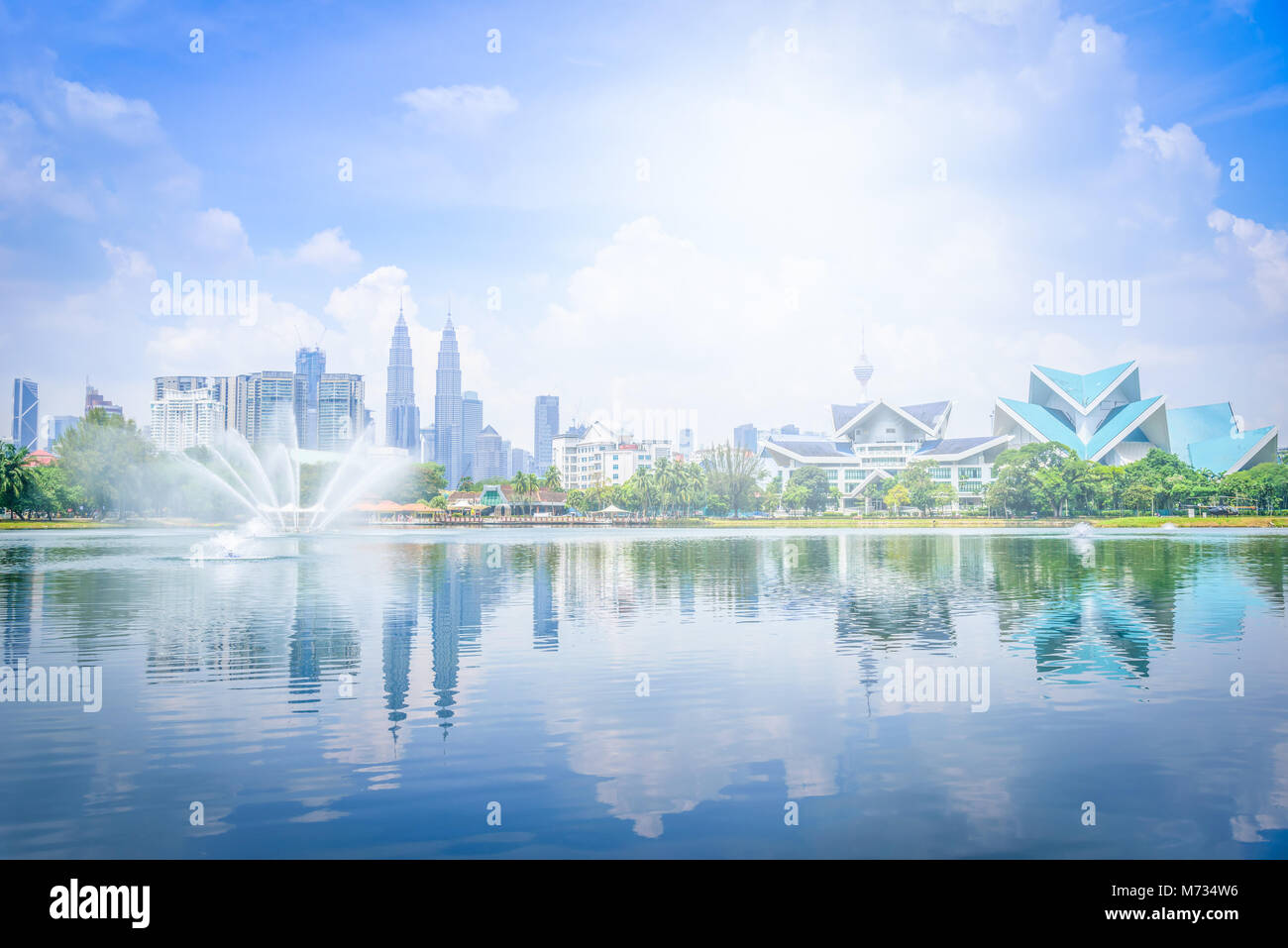 La ville de Kuala Lumpur City skyline on blue sky view de Titiwangsa park en Malaisie dans la journée. Banque D'Images